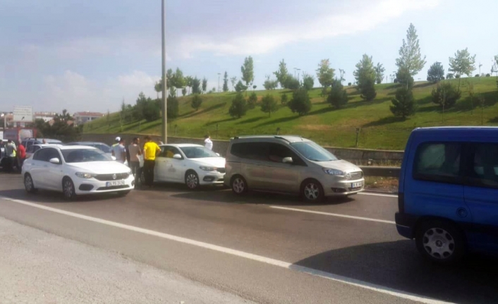 Ankara-Konya karayolunda 6 araç birbirine girdi