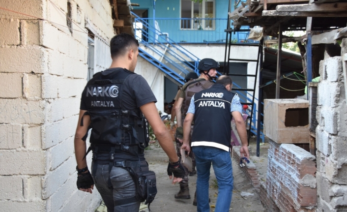 Antalya’da uyuşturucu operasyonu: 30 gözaltı