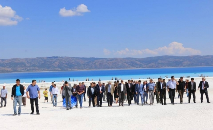 Bakanlık yetkilileri Salda Gölü’nde incelemelerde bulundu