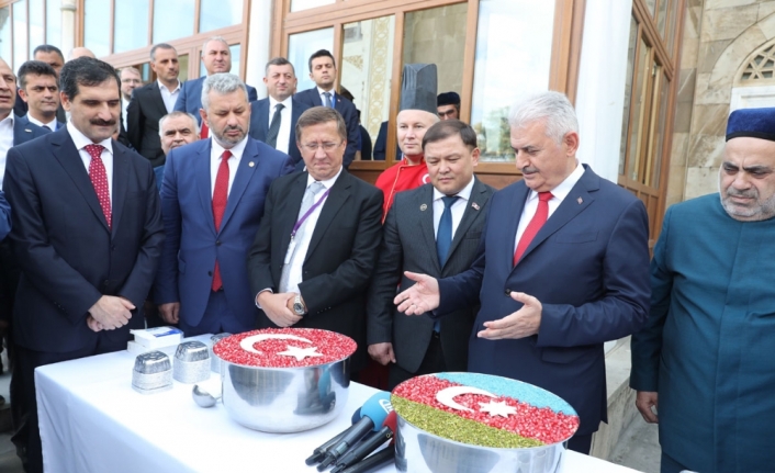 Binali Yıldırım Azerbaycan’da aşure dağıttı