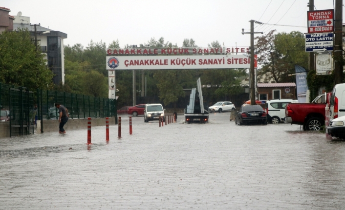 Çanakkale’de sokaklar göle döndü