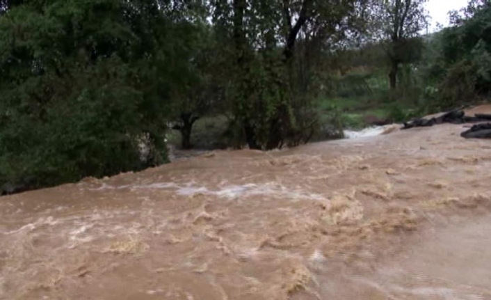 Dere taşınca vatandaşlar evlerinde mahsur kaldı