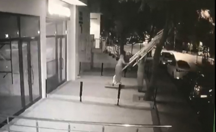 Dev şemsiyeyi halterci gibi kaldırıp çaldılar
