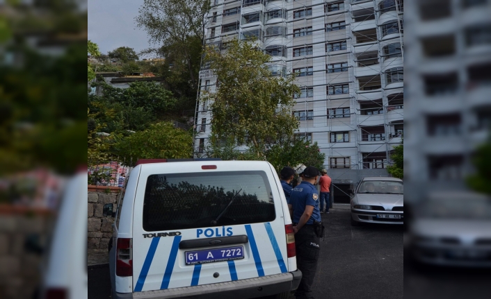 Emekli albay oğlunu öldürdü, eşi ve kızını yaraladı