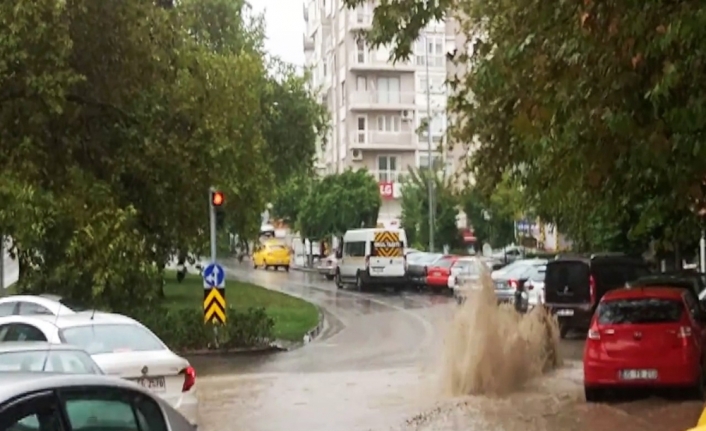 Fırtınanın teğet geçtiği İzmir’de sağanak yağış