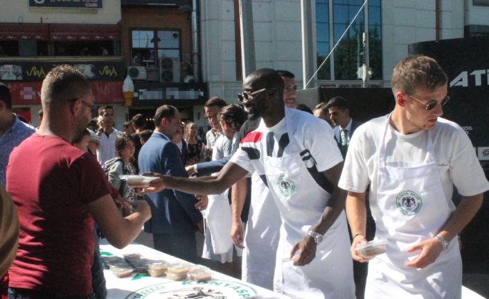 Futbolcular vatandaşlara aşure dağıttı