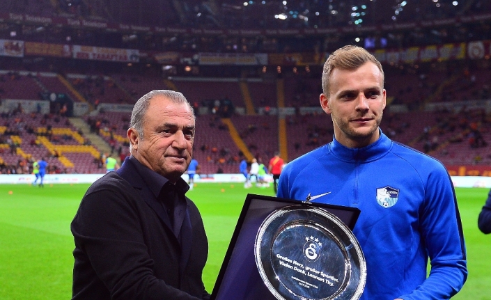 Galatasaray’dan BB Erzurumspor’lu futbolcu Lennart Thy’e plaket