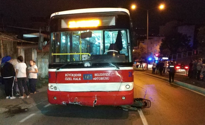 Halk otobüsü motosiklete çarptı: 2 ölü