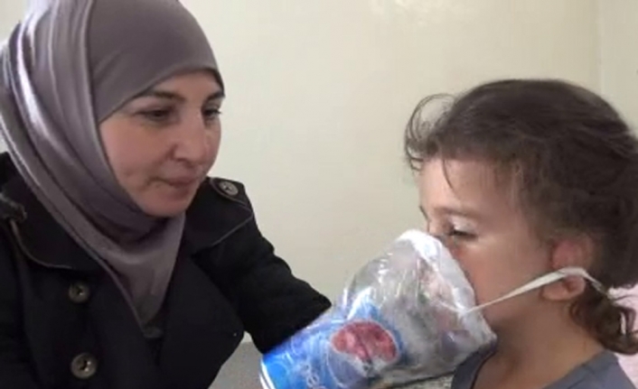 İdlibli anneden çocuklarına el yapımı gaz maskesi