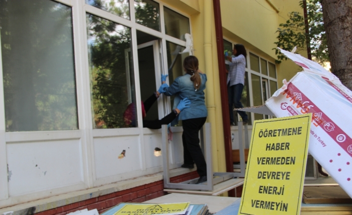 İngilizce öğretmeni boya, tarih öğretmeni sıva yapıyor