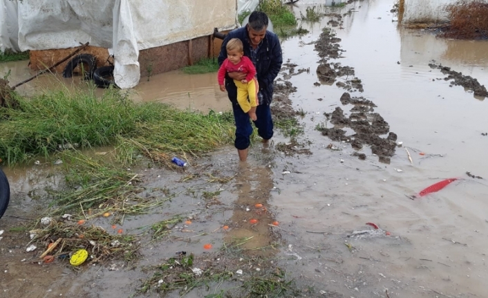 İşçilerin çadırlarını sel bastı, çocuklar son anda kurtarıldı