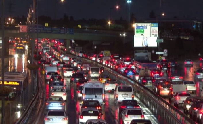 İstanbul’da trafik yoğunluğu yağmurla birlikte arttı