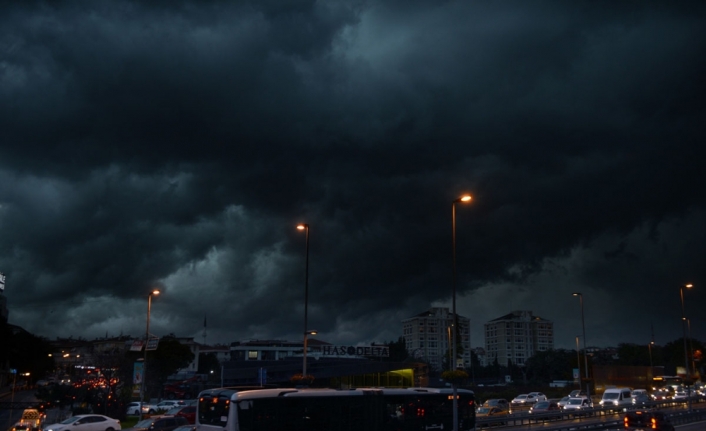 İstanbul’u kara bulutlar sardı