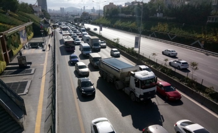 Kadıköy’de 3 otomobil çarpıştı, trafik felç oldu