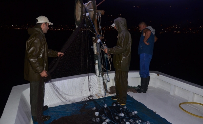 Karadenizli balıkçıların gece mesaisi
