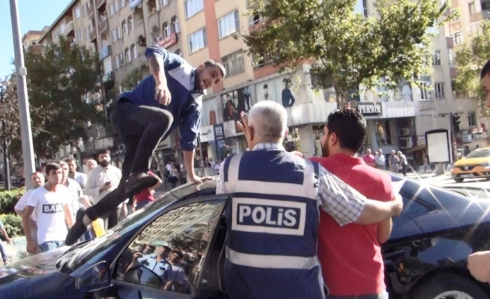 Kaza yapan alkollü sürücüye uçan tekme