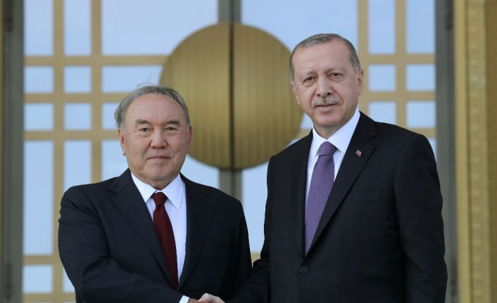 Kazak mevkidaşını resmi törenle karşıladı