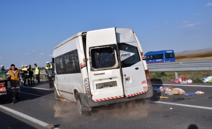 Lastiği patlayan minibüs takla attı: 5 yaralı