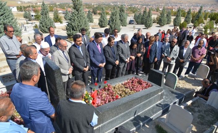 Neşet Ertaş ölüm yıl dönümünde kabri başında anıldı