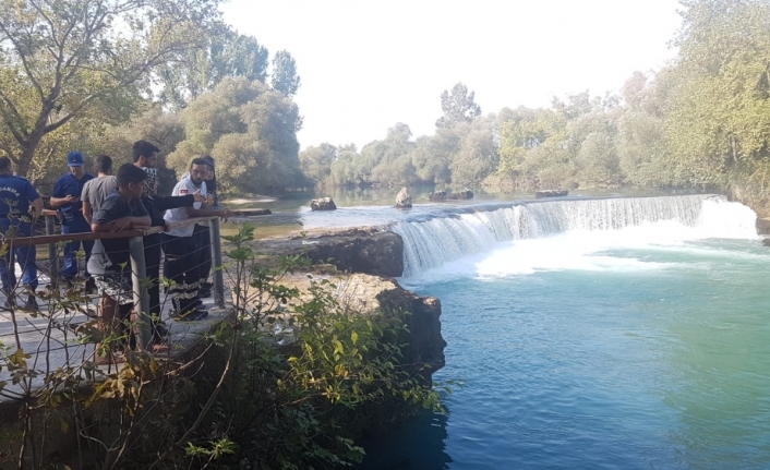 Oğlunu kurtarmak isterken ırmakta kayboldu