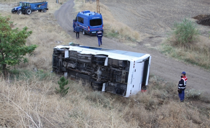 Öğrenci servisi devrildi: 20 yaralı