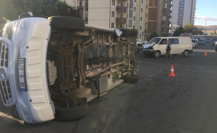 Öğrenci servisi devrildi: 6 yaralı