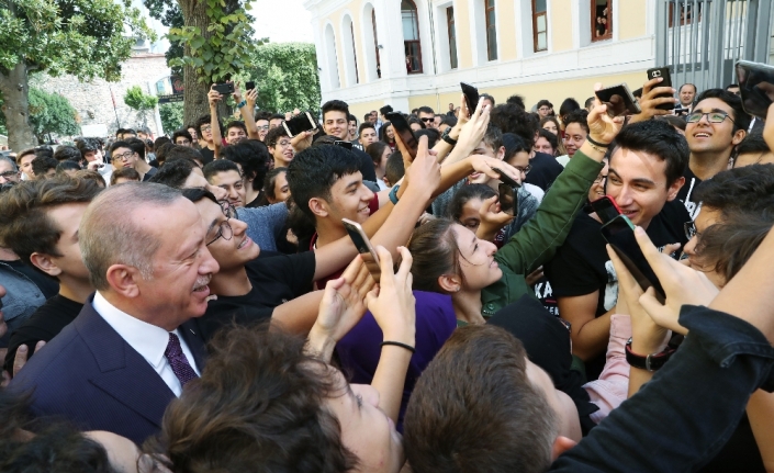 Öğrencilerden Cumhurbaşkanı Erdoğan’a yoğun ilgi