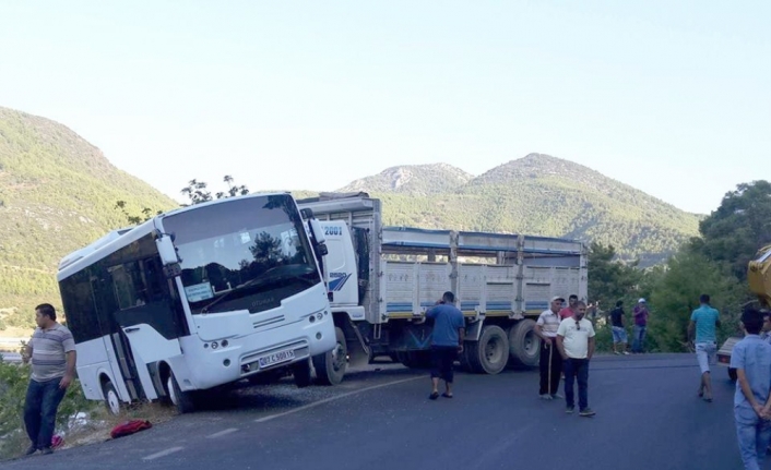 Okul servisine kamyon çarptı: 3 yaralı
