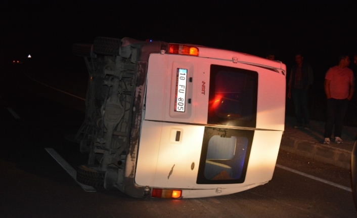 Otomobille minibüs çarpıştı: 16 yaralı