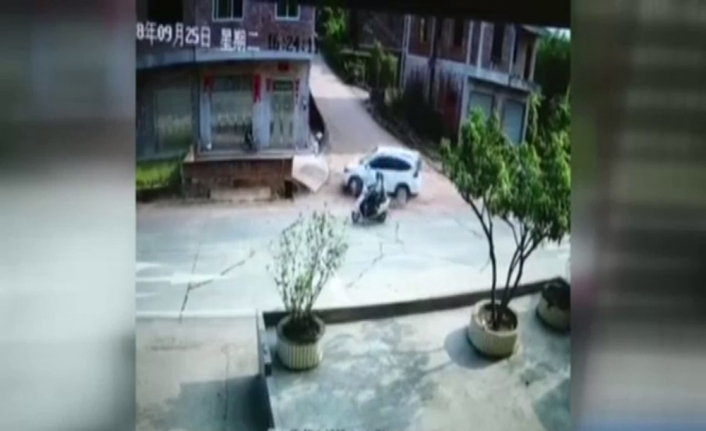 Rampayı aşan otomobil binaya girdi: İnanılmaz kaza kamerada