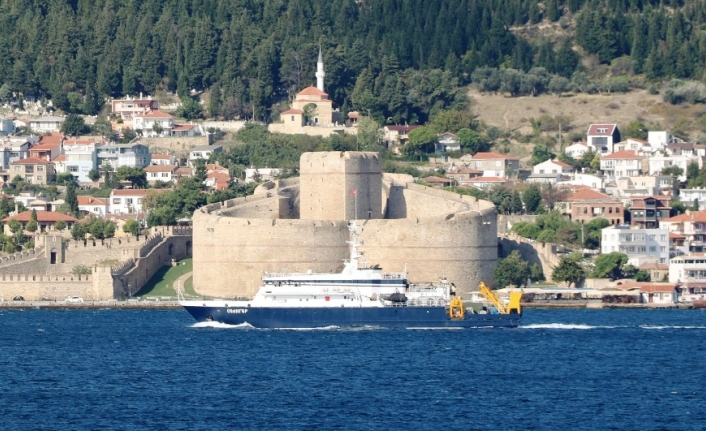 Rus kurtarma gemisi Çanakkale Boğazı’ndan geçti