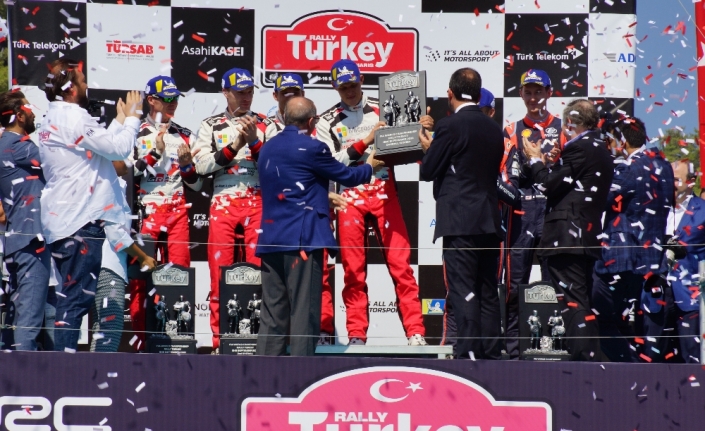 Şampiyonlar kupalarını Erdoğan’ın elinden aldı