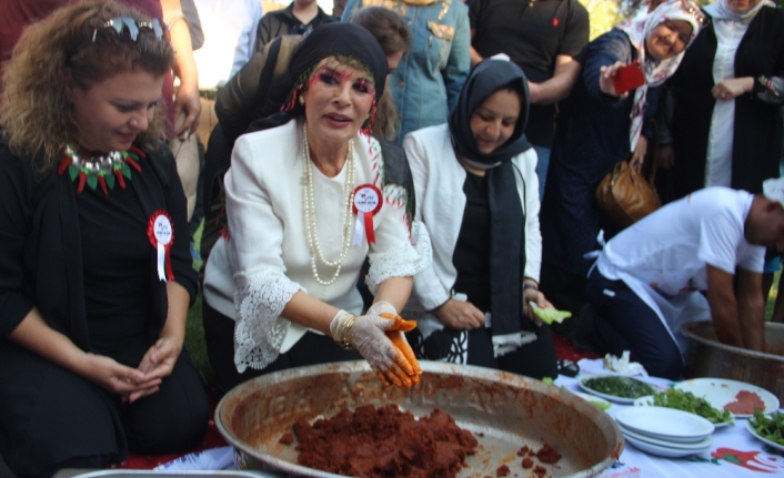 Şanlıurfa’da Hülya Koçyiğit çiğ köfte yoğurup halay çekti