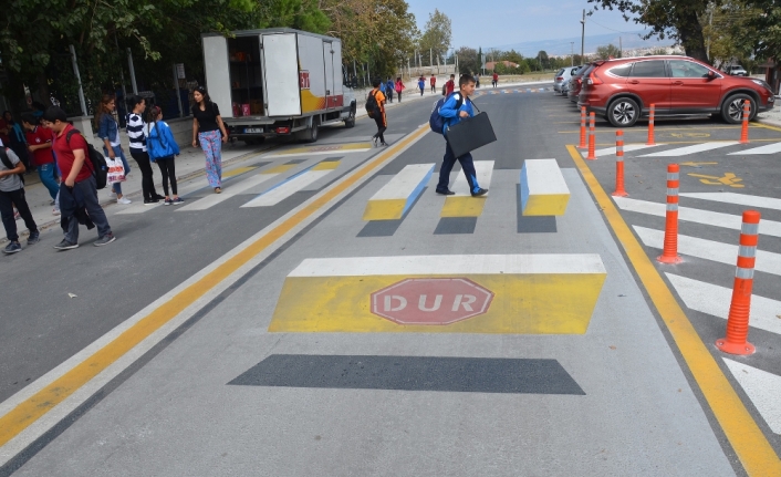 Sürücüleri ister istemez yavaşlatan yaya geçidi