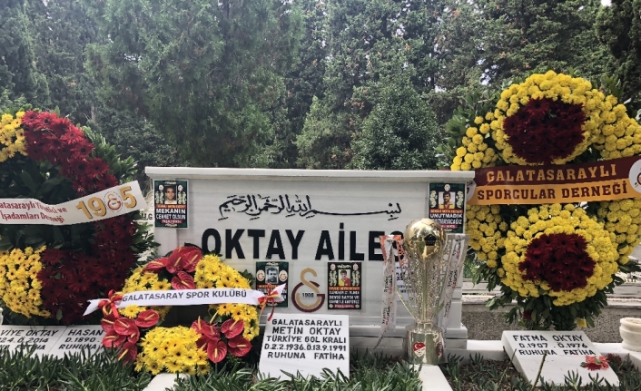 Taçsız Kral Metin Oktay mezarı başında anıldı