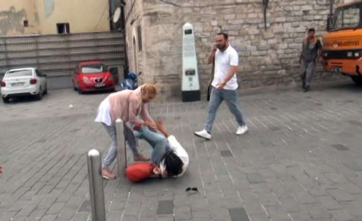 Taksim Meydanı’nda kızların omuz atma kavgası kamerada
