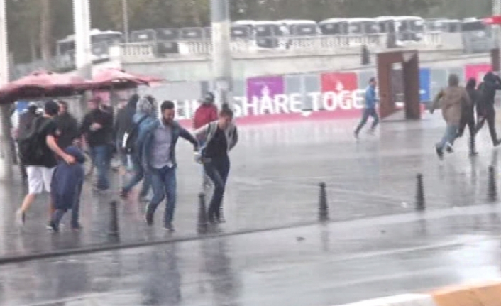 Taksim’de yağmur ve fırtına vatandaşlara zor anlar yaşattı