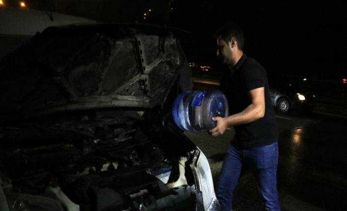 Yanan aracı damacana su ile söndürdüler