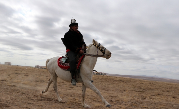 Yılkı atları Kırgızların elinde evcilleşiyor