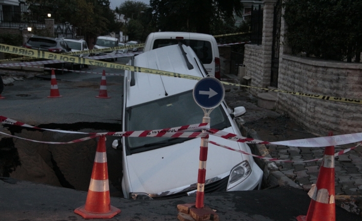 Yol çöktü, otomobil oluşan çukura düştü