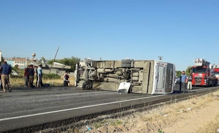 Yolcu midibüsü devrildi: 17 yaralı