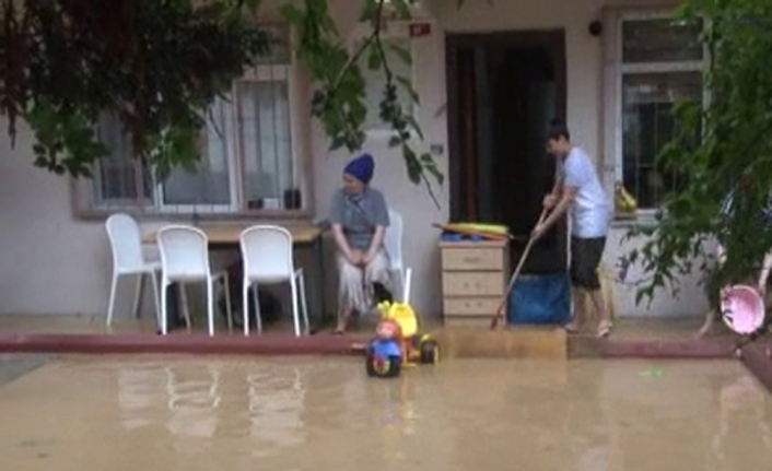 Yolları ve apartman girişlerini su bastı