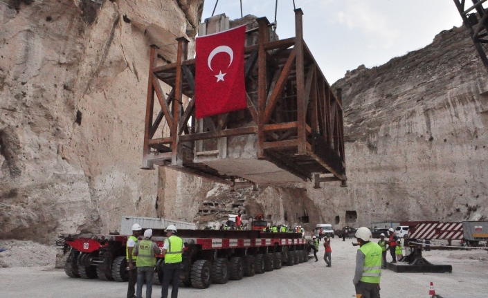 600 yıllık Hasankeyf kale kapısı taşındı