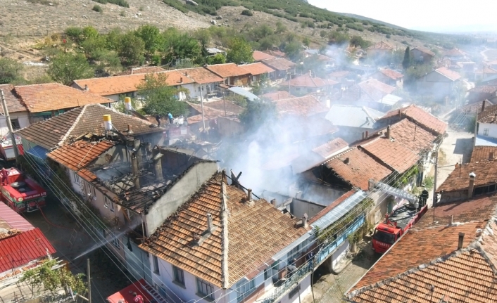 Afyonkarahisar’da ev yangını büyük korkuya sebep oldu