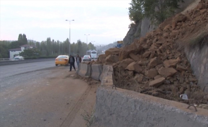 Ankara’da toprak kayması: Araçtakiler saniyelerle kurtuldu