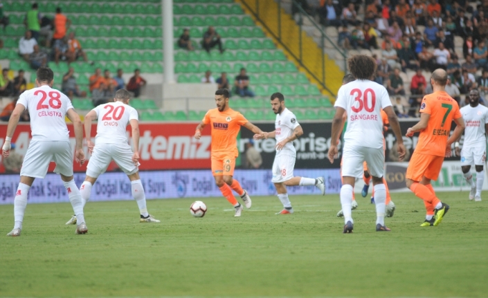 Antalya derbisinde kazanan konuk ekip oldu