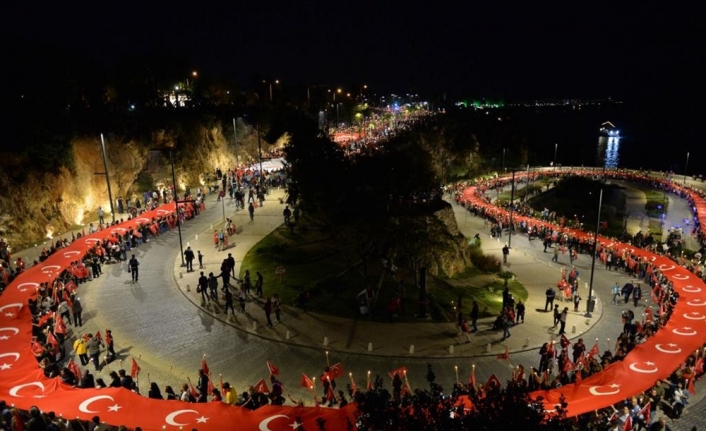 Antalya’da Cumhuriyet coşkusu meydanlara sığmadı