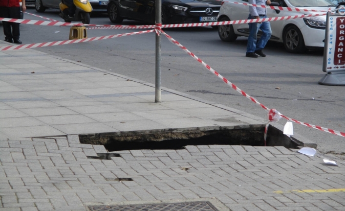 Ataşehir’de yol çöktü