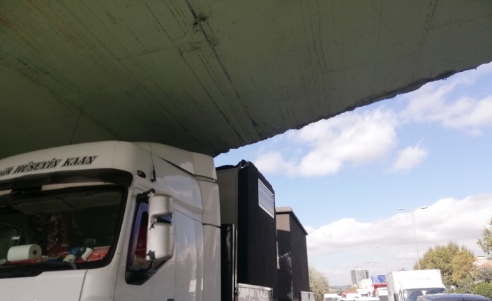 Beton trafo yüklü tır üst geçide takıldı