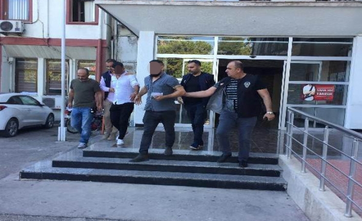 Borcunu ödemeyen kişiyi silahla rehin aldılar